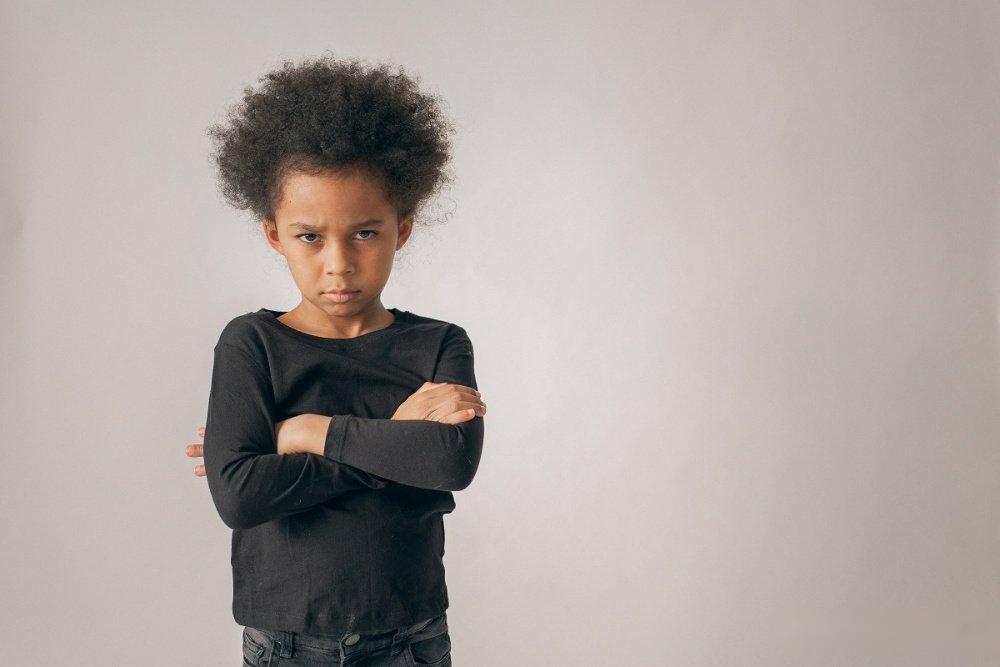 当孩子出现负面行为，父母如何温和而坚定地引导孩子？